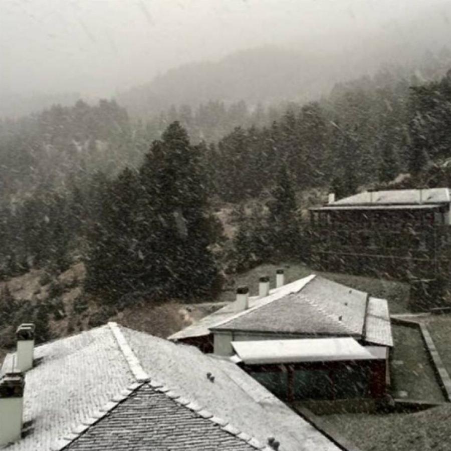 Χιονίζει στο Μέτσοβο και οι εικόνες μαγεύουν. – Στον 1 βαθμό Κελσίου ο υδράργυρος