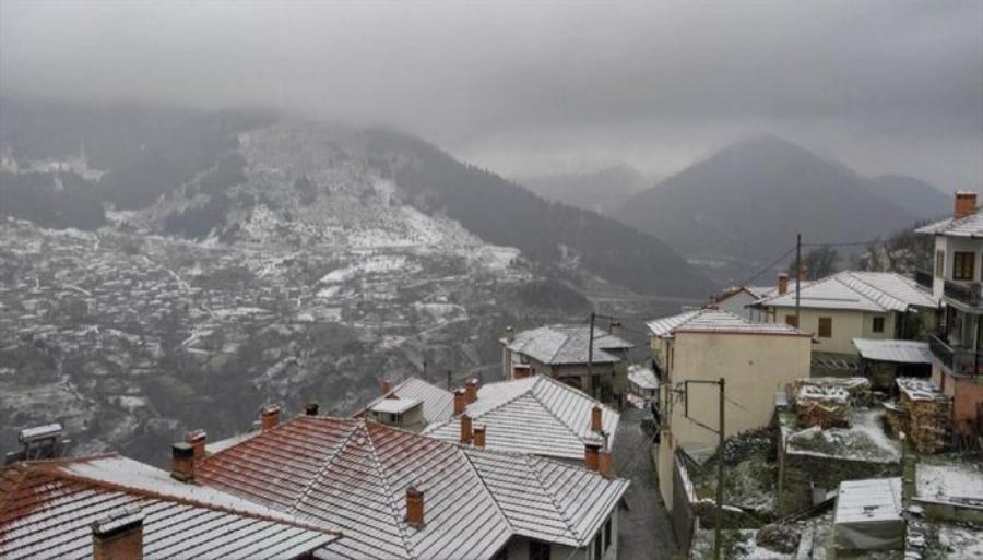 Χιονίζει στο Μέτσοβο και οι εικόνες μαγεύουν. – Στον 1 βαθμό Κελσίου ο υδράργυρος