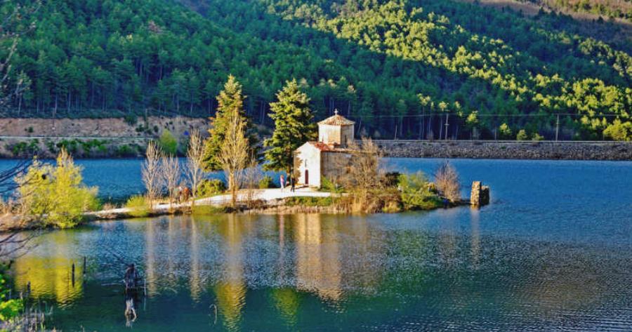 Λίμνη Δόξα: Ένα Μαγικό Τοπίο Βγαλμένο από τις Άλπεις! (video)