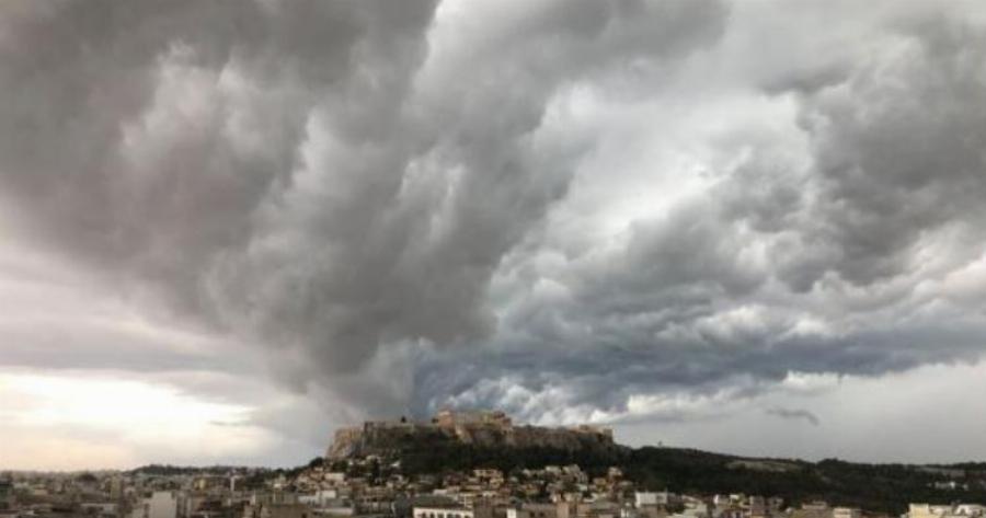 Ακρόπολη: Εντυπωσιακή φωτογραφία από την τελευταία κακοκαιρία στην Αθήνα