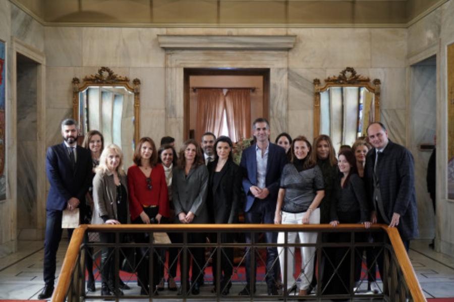 H Αθήνα πιο Χριστουγεννιάτικη από ποτέ – Στολισμός από μεγάλες εταιρείες και ιδρύματα που υιοθέτησαν δρόμους και περιοχές