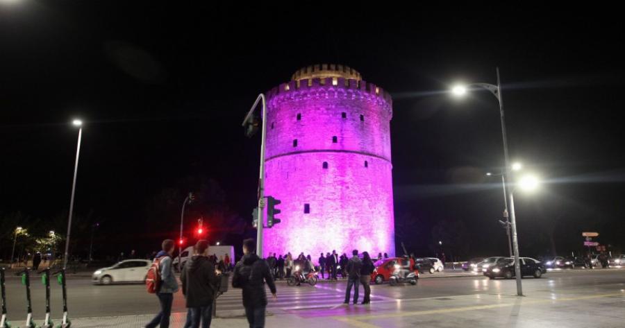 Ο Λευκός Πύργος φωταγωγήθηκε μωβ για τα μωρά που γεννιούνται πρόωρα