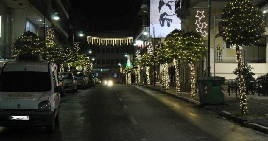Αυτός είναι ο πιο λαμπερός και όμορφα στολισμένος δρόμος στη Λάρισα! Θυμίζει ευρωπαϊκή πόλη τα Χριστούγεννα