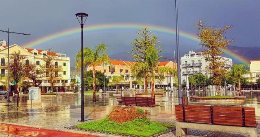 Αργοστολι: Το ουράνιο τόξο πάνω από την πλατεία Βαλλιάνου (pics)