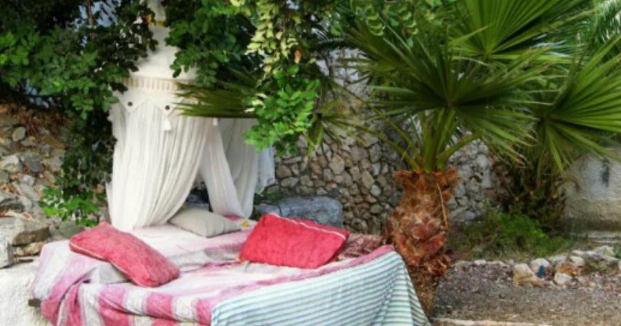 Αirbnb: Γυναίκα στην Κρήτη νοικιάζει κρεβάτια στον κήπο της – Για ύπνο κάτω από τα αστέρια