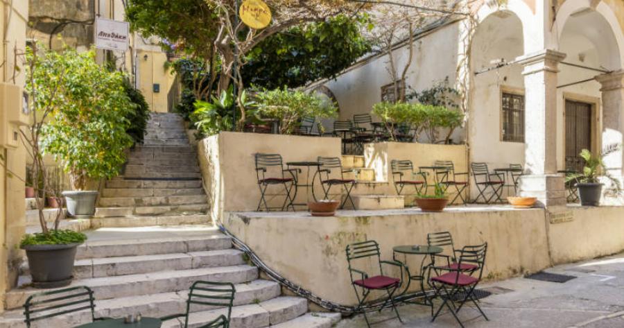 Βρήκαμε τα “σκαλάκια της Πλάκας” και στην Κέρκυρα! Το πιο γραφικό στέκι του νησιού!