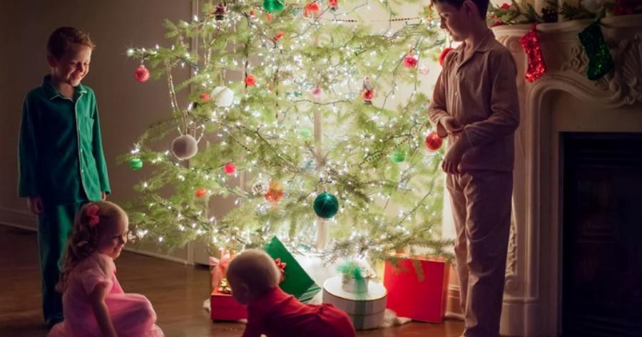 Πιο ευτυχισμένοι είναι οι άνθρωποι που στολίζουν νωρίς για τα Χριστούγεννα