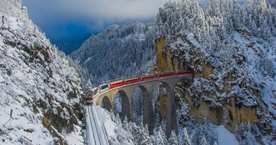 Το Τρένο που Περνά από 55 Τούνελ και 196 Γέφυρες Μέσα στις Χιονισμένες Άλπεις