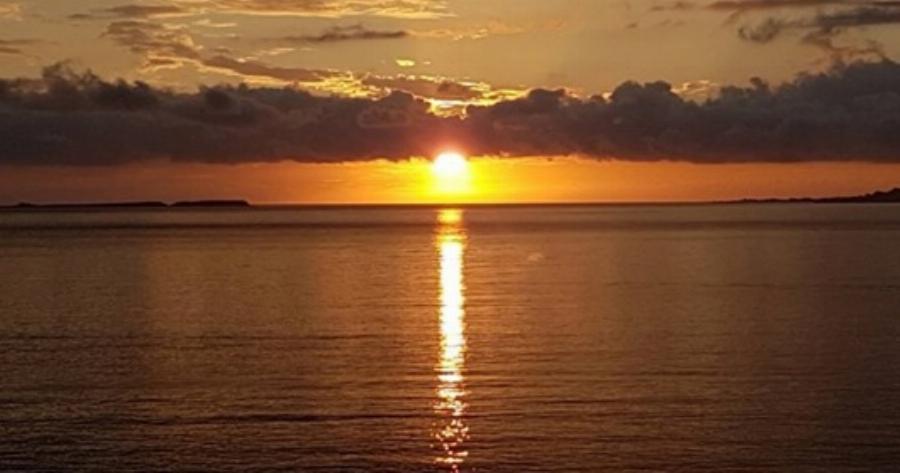 Ευτυχία είναι ένας πρωινός καφές, ένα ηλιοβασίλεμα με τα αγαπημένα σου χρώματα…