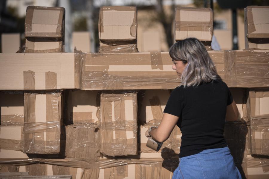Υπέροχο! Ένα Μνημειώδες Κτίριο από 1.000 Χάρτινα Κιβώτια Στήθηκε στην Ελευσίνα. Μπράβο σας!