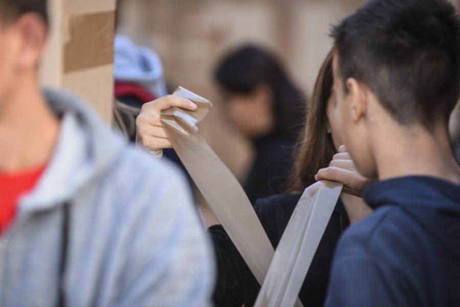 Υπέροχο! Ένα Μνημειώδες Κτίριο από 1.000 Χάρτινα Κιβώτια Στήθηκε στην Ελευσίνα. Μπράβο σας!