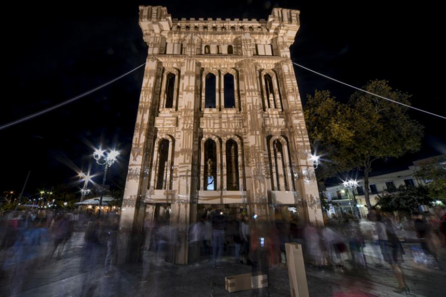 Υπέροχο! Ένα Μνημειώδες Κτίριο από 1.000 Χάρτινα Κιβώτια Στήθηκε στην Ελευσίνα. Μπράβο σας!