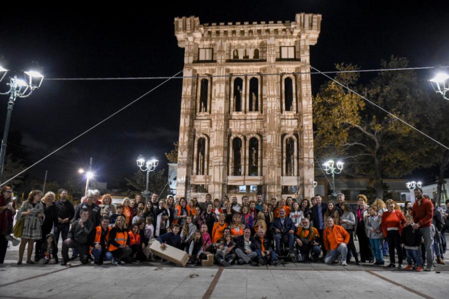 Υπέροχο! Ένα Μνημειώδες Κτίριο από 1.000 Χάρτινα Κιβώτια Στήθηκε στην Ελευσίνα. Μπράβο σας!