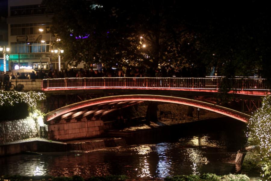 Τρίκαλα: Φωταγωγήθηκε το ψηλότερο φυσικό χριστουγεννιάτικο δέντρο της Ελλάδας