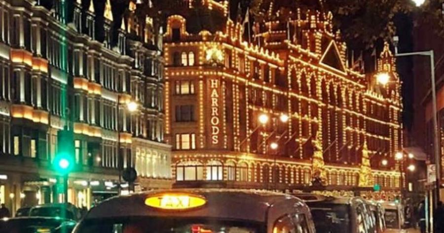 Harrods: Οι Dolce & Gabbana στόλισαν τις βιτρίνες του για τα Χριστούγεννα,δημιουργώντας ένα παραμυθένιο σκηνικό