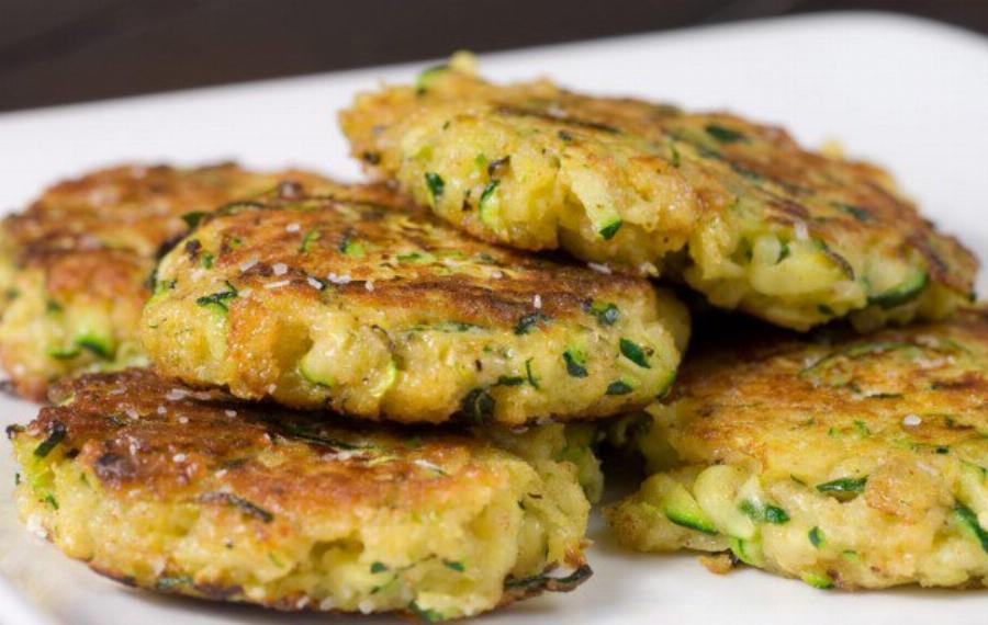 Ελληνική Συνταγή: Πεντανόστιμοι κολοκυθοκεφτέδες με πατάτα στο φούρνο