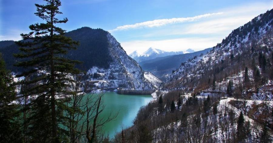 Λίμνη Πλαστήρα: Το μέρος που τα φιόρδ παίζουν με τα δέντρα που καθρεφτίζονται στα νερά της όμορφης λίμνης.