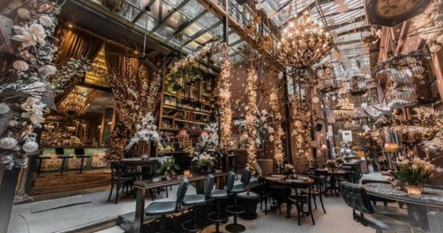 Το μαγαζί που έχει πάντα Χριστούγεννα στο κέντρο της Αθήνας. Φέτος θα κάνει την χρωματική έκπληξη.