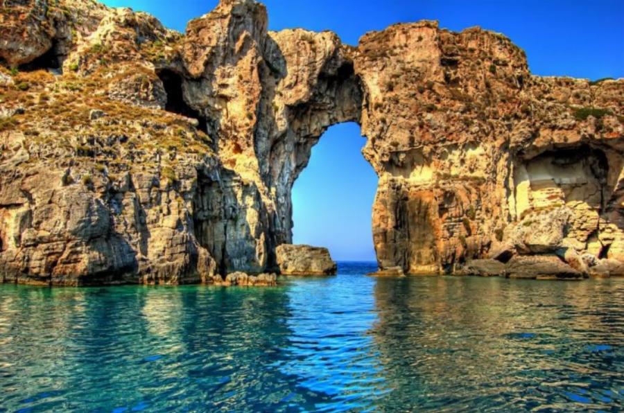 Ονειρεμένη Πύλος: Ένα από τα Μεγαλύτερα και Ασφαλέστερα Φυσικά Λιμάνια του Κόσμου.