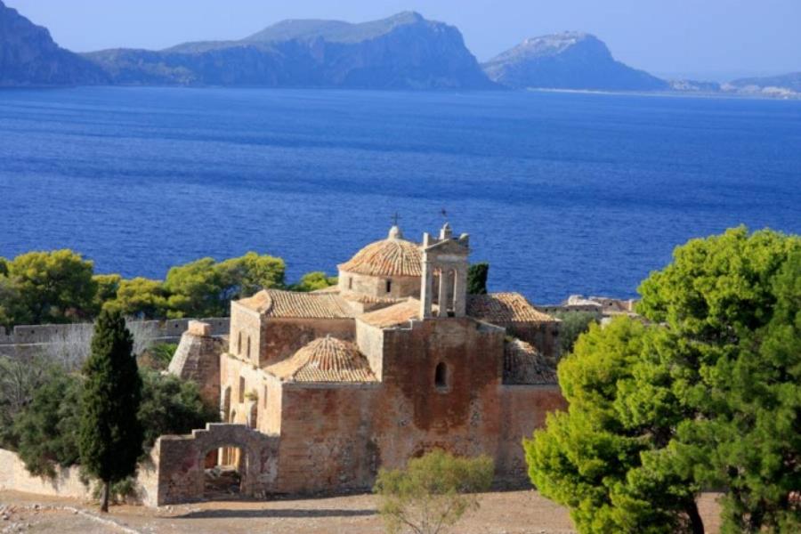 Ονειρεμένη Πύλος: Ένα από τα Μεγαλύτερα και Ασφαλέστερα Φυσικά Λιμάνια του Κόσμου.