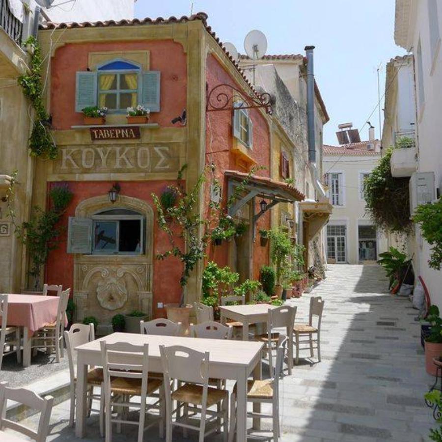 Ονειρεμένη Πύλος: Ένα από τα Μεγαλύτερα και Ασφαλέστερα Φυσικά Λιμάνια του Κόσμου.