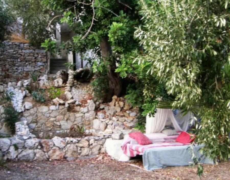 Αirbnb: Γυναίκα στην Κρήτη νοικιάζει κρεβάτια στον κήπο της – Για ύπνο κάτω από τα αστέρια