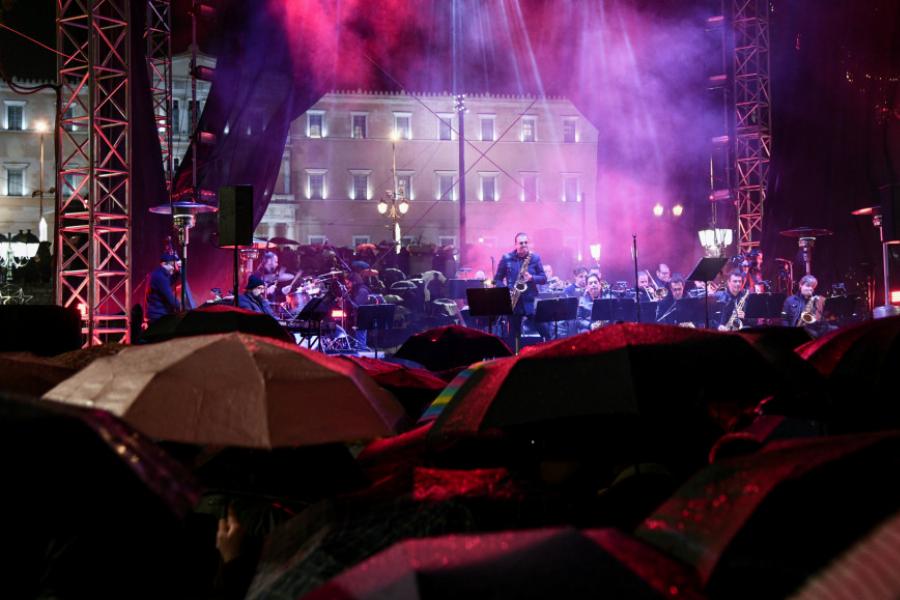 Φωταγωγήθηκε το χριστουγεννιάτικο δέντρο στην πλατεία Συντάγματος. Υπέροχες Εικόνες και Στιγμές!