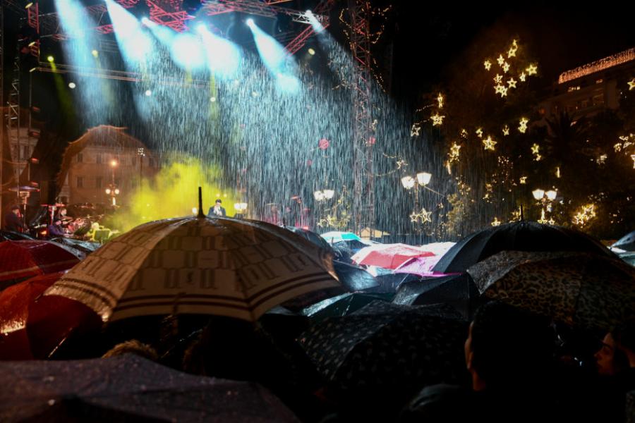 Φωταγωγήθηκε το χριστουγεννιάτικο δέντρο στην πλατεία Συντάγματος. Υπέροχες Εικόνες και Στιγμές!