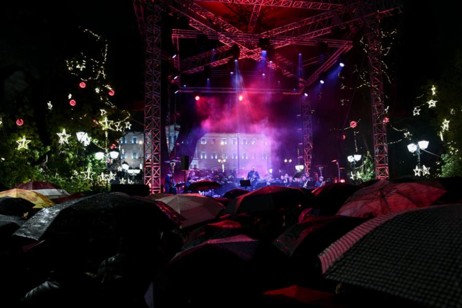 Φωταγωγήθηκε το χριστουγεννιάτικο δέντρο στην πλατεία Συντάγματος. Υπέροχες Εικόνες και Στιγμές!