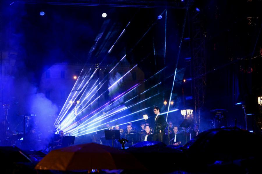 Φωταγωγήθηκε το χριστουγεννιάτικο δέντρο στην πλατεία Συντάγματος. Υπέροχες Εικόνες και Στιγμές!