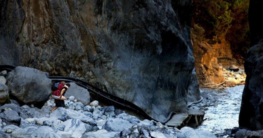 Πατέρας πήρε την ανάπηρη κόρη του στην πλάτη και την πέρασε από το φαράγγι της Σαμαριάς