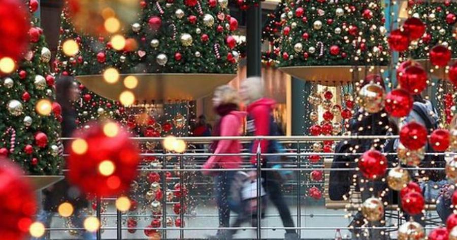 Ξεκινά από σήμερα το εορταστικό ωράριο στα καταστήματα. Ποιες Κυριακές θα είναι ανοιχτά.