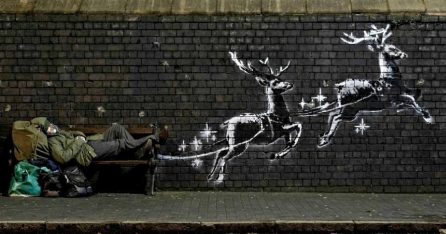 Το νέο έργο του Banksy για τον άστεγο «Άγιο Βασίλη» που σέρνουν οι τάρανδοι