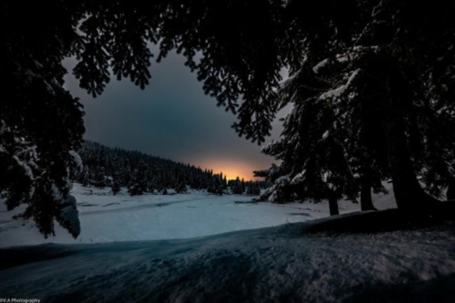 Μια μαγική νύχτα με Πανσέληνο και χιόνι στο Περτούλι – Λευκό τοπίο υπό το φως του φεγγαριού