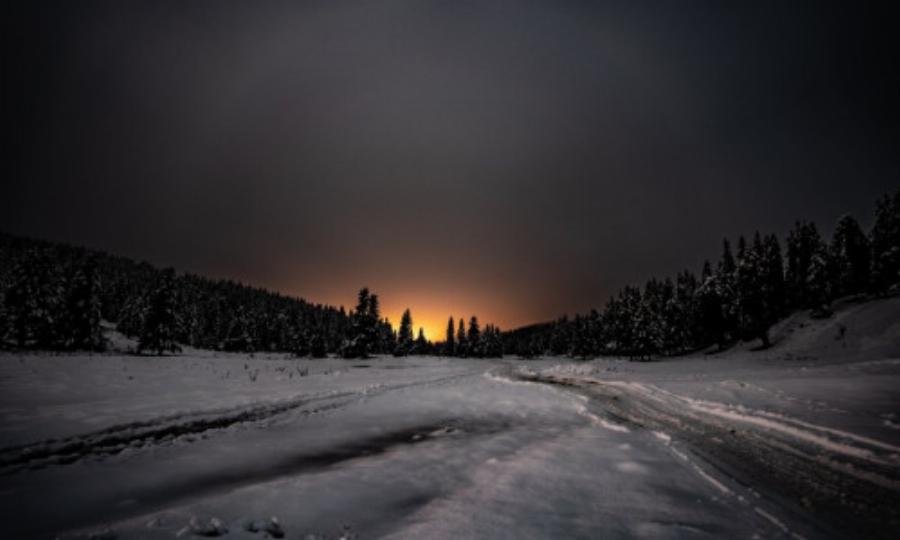 Μια μαγική νύχτα με Πανσέληνο και χιόνι στο Περτούλι – Λευκό τοπίο υπό το φως του φεγγαριού