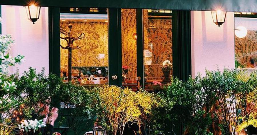 Βγαίνουμε για μεσημεριανό στη στολισμένη Αθήνα