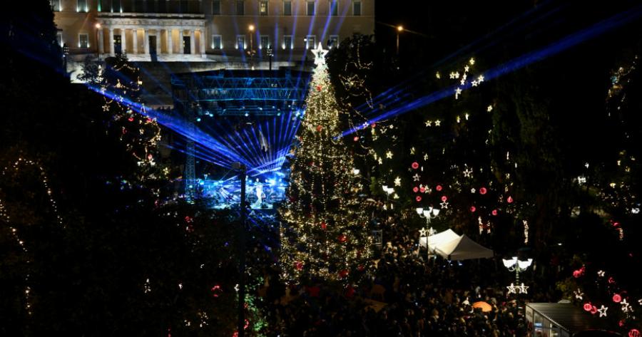 Φωταγωγήθηκε το χριστουγεννιάτικο δέντρο στην πλατεία Συντάγματος. Υπέροχες Εικόνες και Στιγμές!