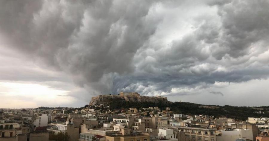 Εντυπωσιακή φωτογραφία: Η Ακρόπολη «γεννάει» την καταιγίδα πάνω από την Αθήνα