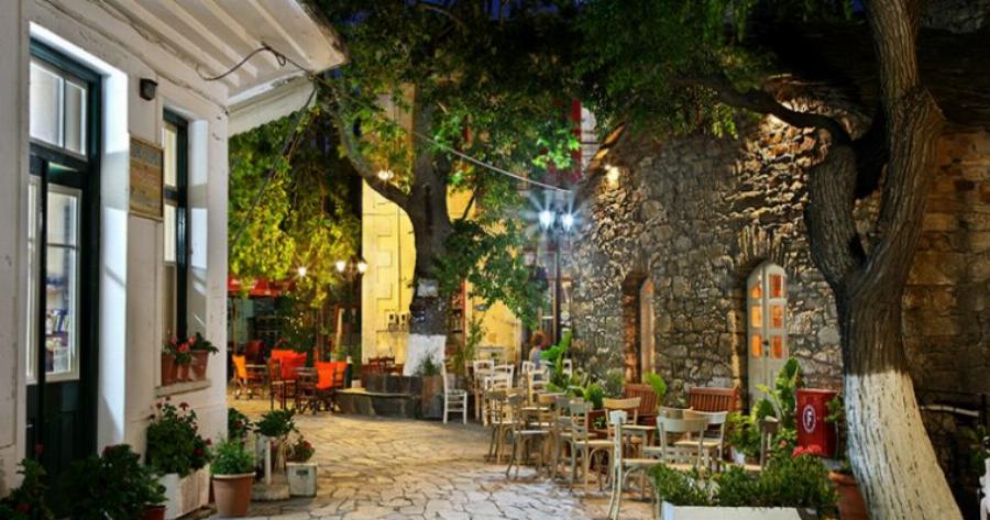 Ικαρία: Το μοναδικό ελληνικό χωριό που τα μαγαζιά ανοίγουν στις 11 το βράδυ και κλείνουν το πρωί