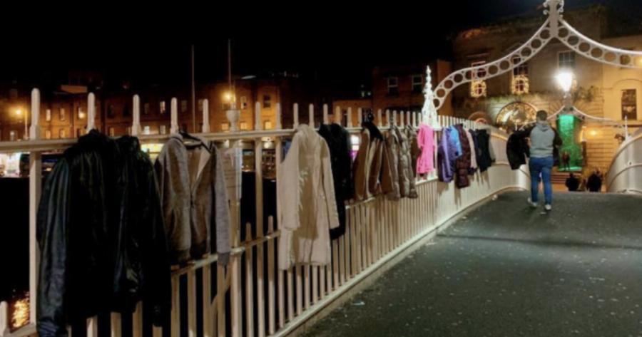 Ιρλναδία: Κρεμάνε τα μπουφάν που δεν θέλουν για να τα παίρνουν οι άστεγοι