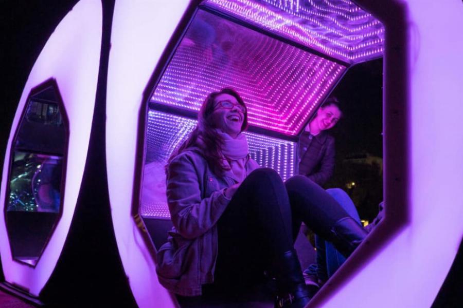 Το Κέντρο Πολιτισμού Ίδρυμα Σταύρος Νιάρχος φωταγωγήθηκε για τα Χριστούγεννα – Ονειρικές εικόνες