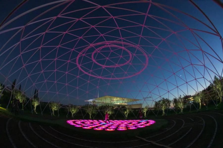 Το Κέντρο Πολιτισμού Ίδρυμα Σταύρος Νιάρχος φωταγωγήθηκε για τα Χριστούγεννα – Ονειρικές εικόνες