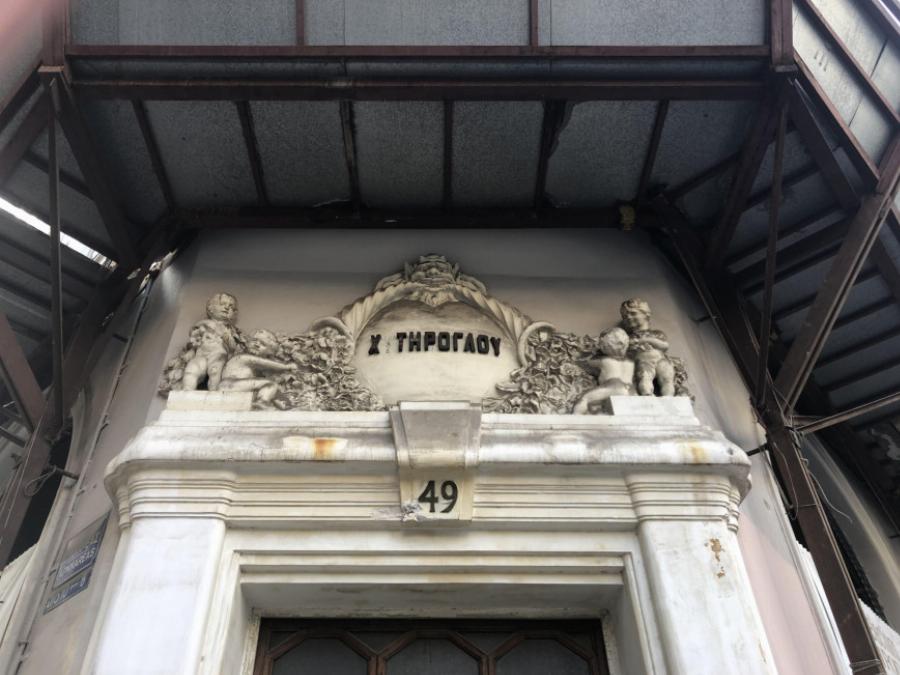 Αποκαλύφθηκε το ανακαινισμένο κτίριο του παλιού Χυτήρογλου στη Μητροπόλεως – Βγήκαν οι σκαλωσιές