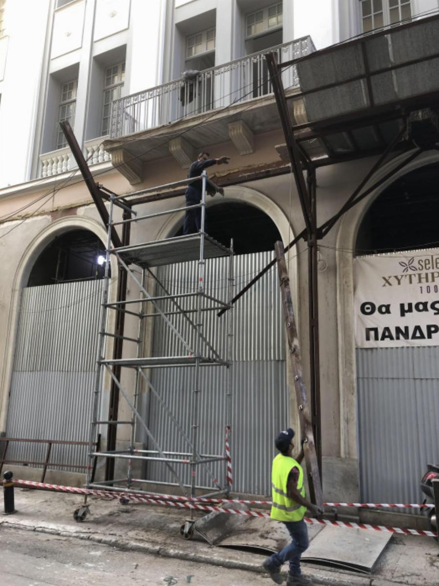 Αποκαλύφθηκε το ανακαινισμένο κτίριο του παλιού Χυτήρογλου στη Μητροπόλεως – Βγήκαν οι σκαλωσιές