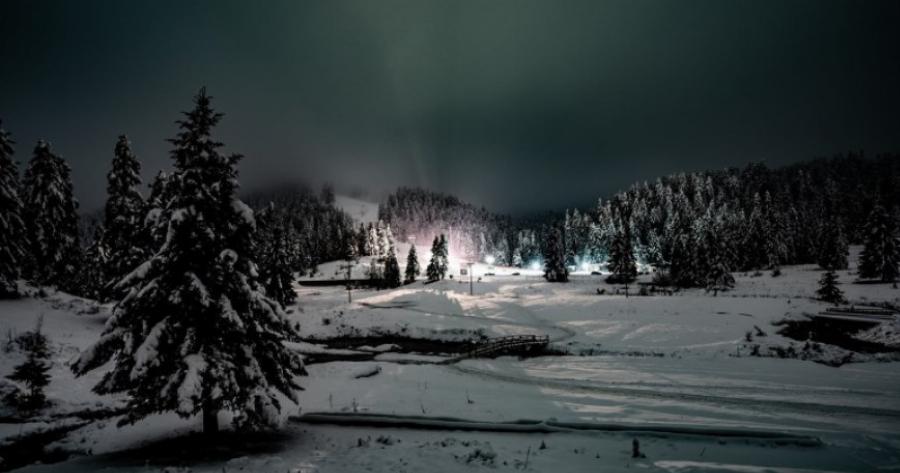 Μια μαγική νύχτα με Πανσέληνο και χιόνι στο Περτούλι – Λευκό τοπίο υπό το φως του φεγγαριού
