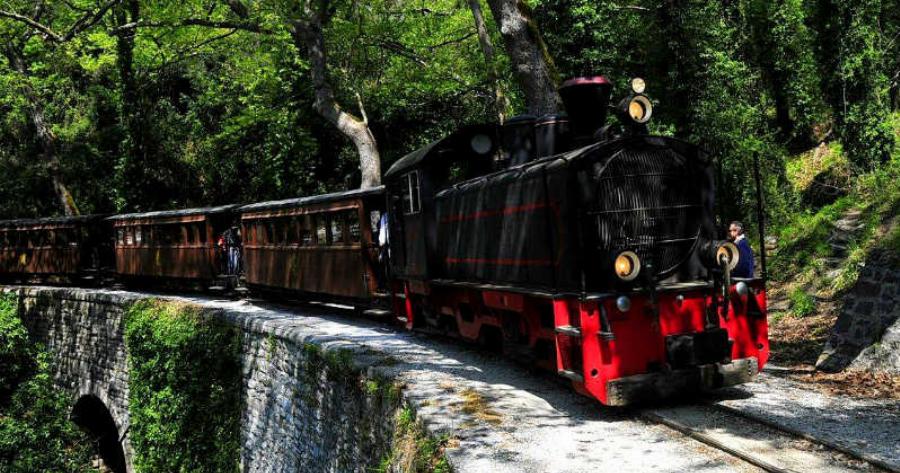 Μουτζούρης: Ξεναγηθείτε στο Πήλιο με το θρυλικό τρένο, σε μια εκπληκτική διαδρομή μέσα στο βουνό.