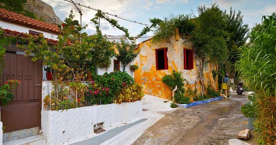 Aναφιώτικα, η γειτονιά που δε μυρίζει νέφος αλλά γιασεμί