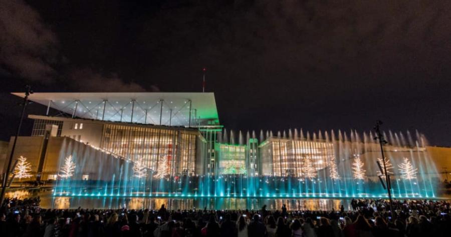 Το Κέντρο Πολιτισμού Ίδρυμα Σταύρος Νιάρχος φωταγωγήθηκε για τα Χριστούγεννα – Ονειρικές εικόνες