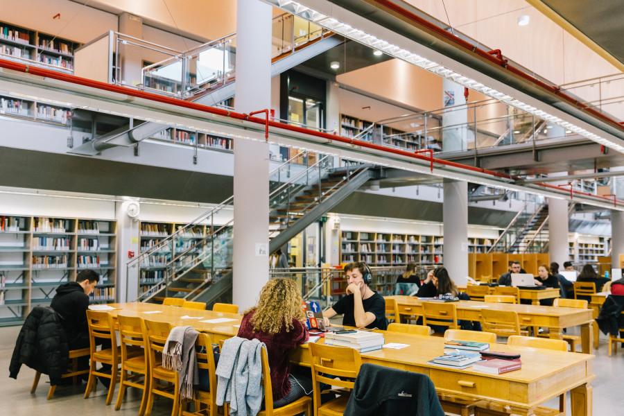 Ένα πρωινό στην εντυπωσιακή νέα βιβλιοθήκη της Φιλοσοφικής.