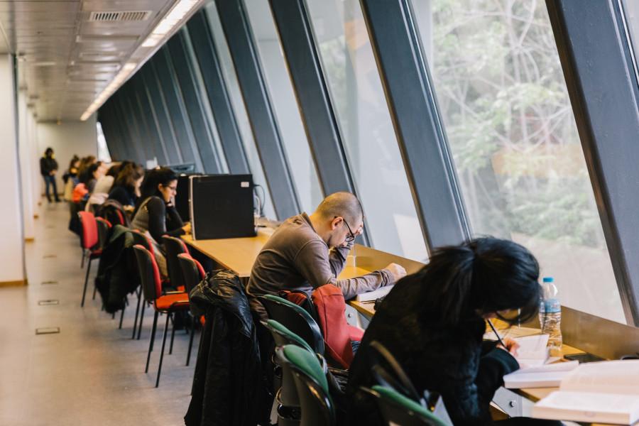 Ένα πρωινό στην εντυπωσιακή νέα βιβλιοθήκη της Φιλοσοφικής.